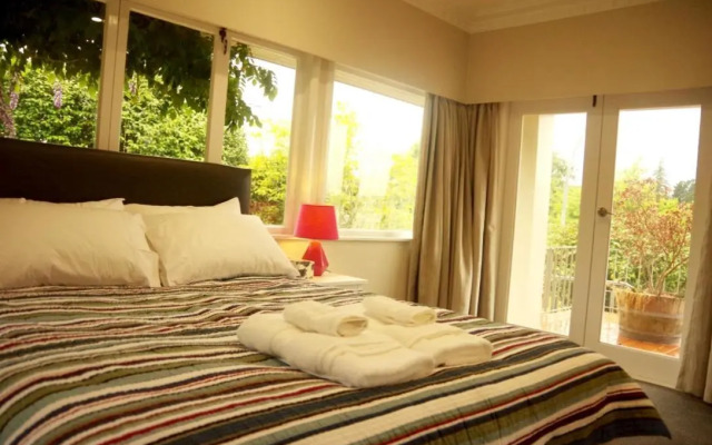 Lake Domain Boarding Holiday House