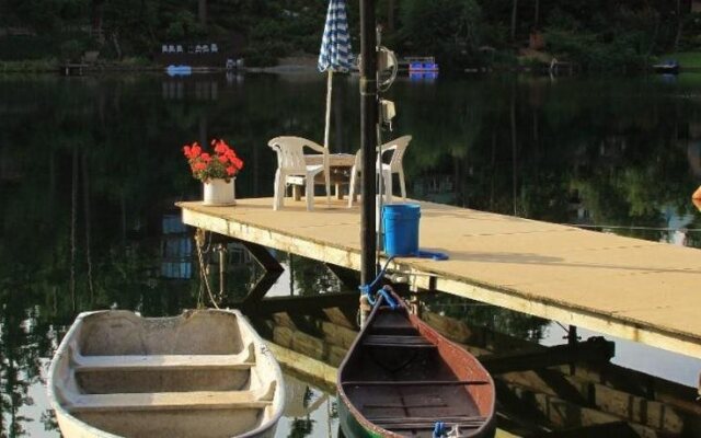 Linda's By The Lake