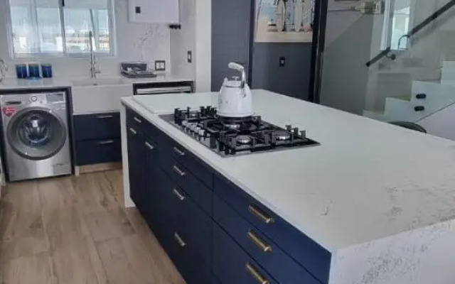 Waterfront New Listng - 8 South Quay -