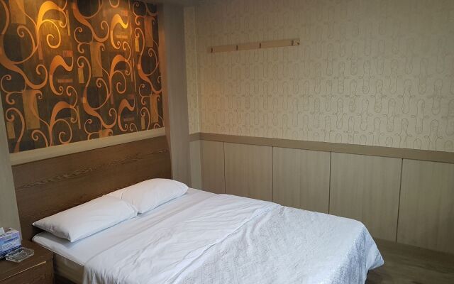 B&F Hotel