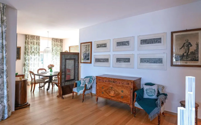 One & Only Lake View Apartment