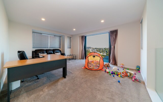 LongBay Spacious Luxurious 5 Bdrm House