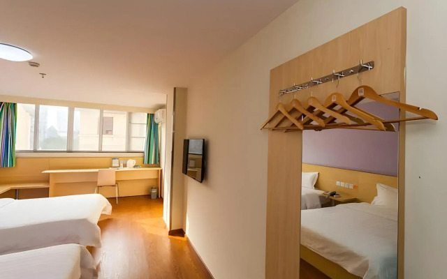 7 Days Inn Chengdu North Railway Train Station Square Branch