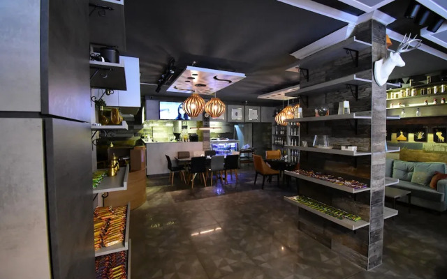 Crown Royal Hotel Tyr