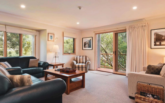 Lhotsky 2 Bedroom apartment with balcony mountain views and BBQ