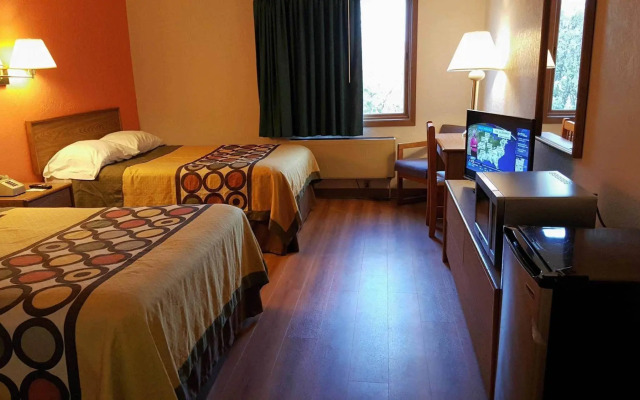 Motel 6 Saukville, WI