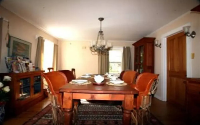 Nora Dixon Place Bed & Breakfast