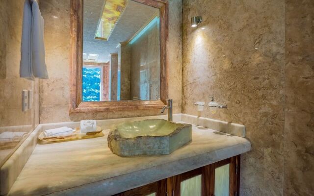 Penthouse With Amazing Views, and Luxury Throughout