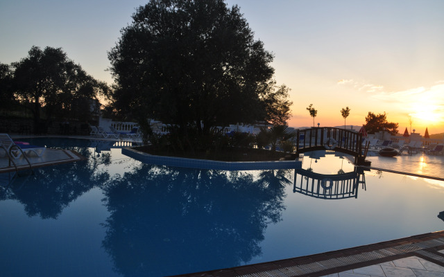 Sunshine Holiday Resort