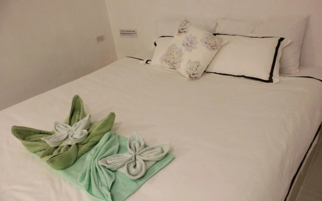 1715 House - White Rhino