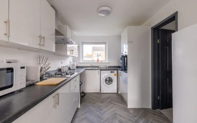 Modern 3 Bed House-free Parking