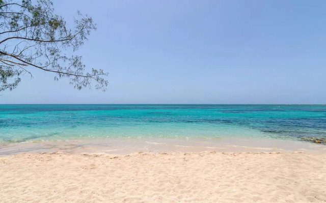 New 3-bed on Hip Strip, Beach access, Sleeps 8