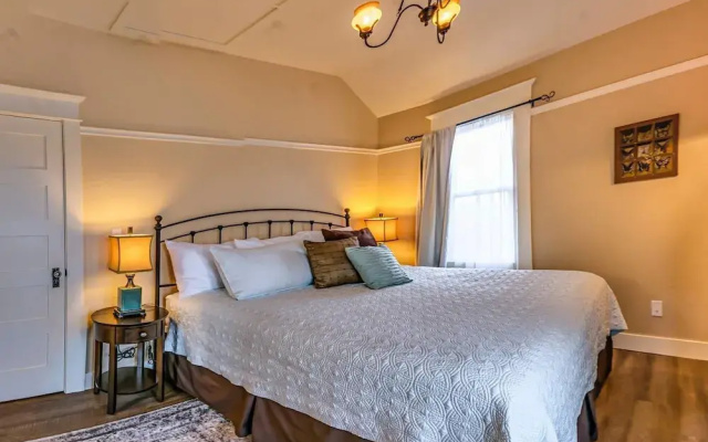 Redtail Suites~'red' Mccall Suite~tesla Station