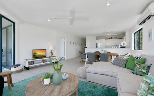 Sunny and spacious Sunshine Beach