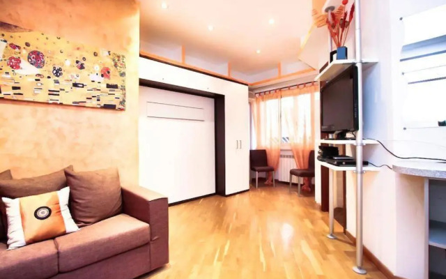 Petite Home In Rome