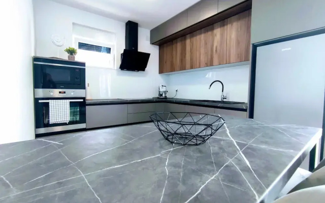 Brand new 3-bed Apartment