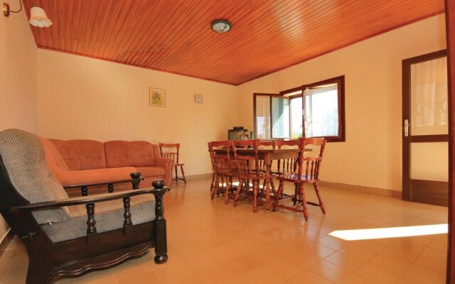 Amazing Home in Prizba With Wifi and 7 Bedrooms