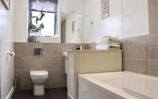 2 Bedroom Edinburgh Apartment In Great Location