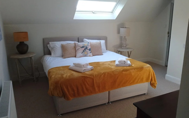 5 Bedrooms/sleeps 10-12/free Wifi & Parking/garden