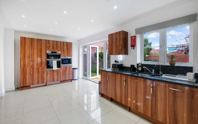 Luxury 5 bedroom Serviced Hse Leavesden