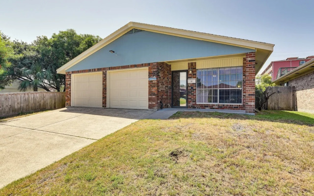 Walk to Beach: Galveston Getaway w/ Deck!