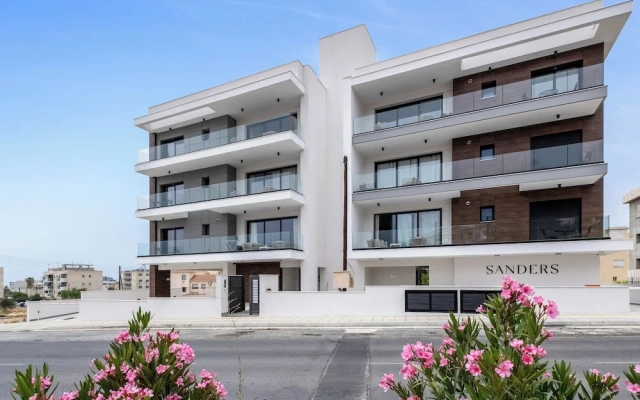 Sanders Elgio - Precious 3-bdr Apt With Balcony
