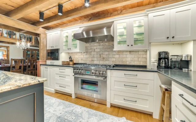 Peaceful Farmhouse w/ Fire Pit: Near Town & Lake!