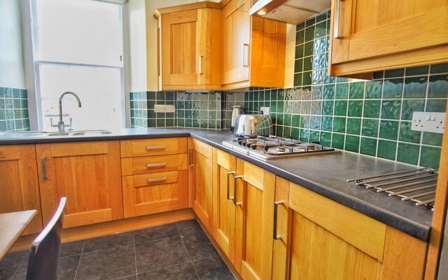 Spacious, Bright, Festival Flat for 6 at Meadows