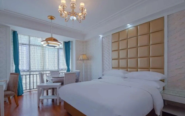 Vienna Hotel (Liuyang River Bridge Pedestrian Street)