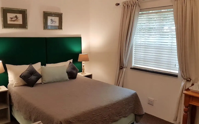 Six Valk Avenue Guest House