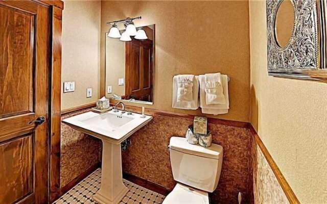 3 Bedroom Mountain View Condo Located in Historic Downtown Breckenridge with Hot Tub Access