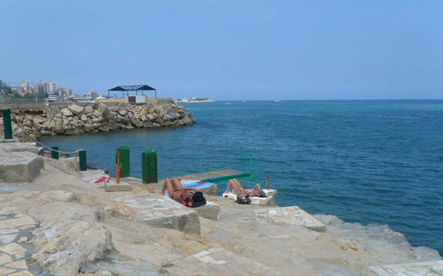 Holiday Suites Hotel And Beach