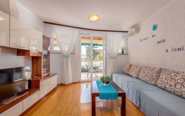 Lovely Apartment with Covered Terrace & Hot Tub