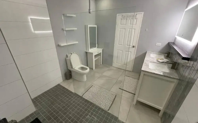 Pool and Jacuzzi Vacation Home