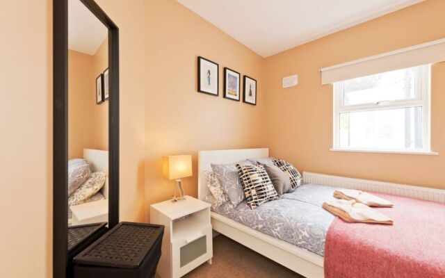 2 Bedroom Apartment By The River