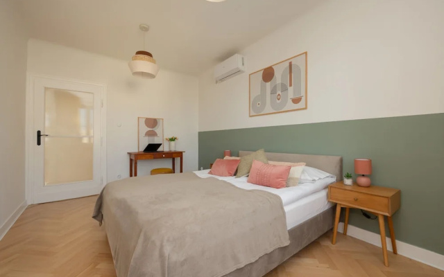 Apartment for 6 in the Heart of Warsaw