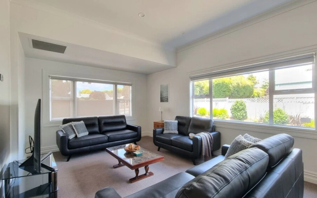 Cheerful 5 - Bedroom Home - Free Parking