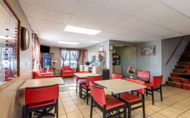 Econo Lodge Inn & Suites Escanaba North