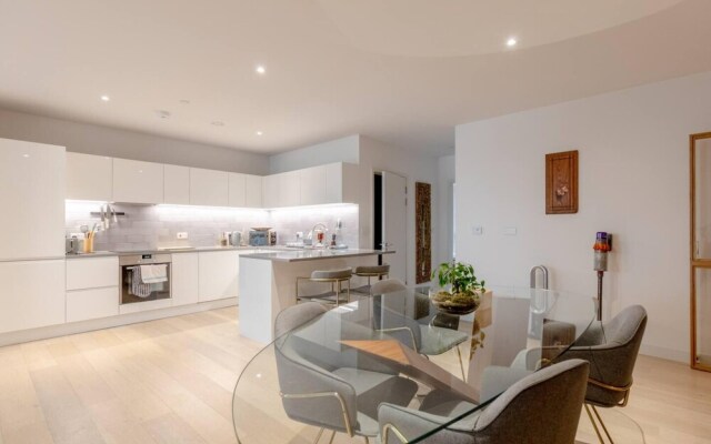 Charm & Convenience 3 Bed Near Excel London