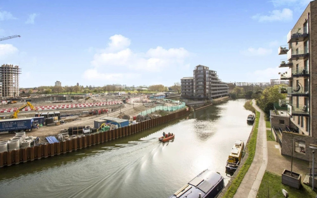 Bright 1 Bedroom East London Apartment with Balcony