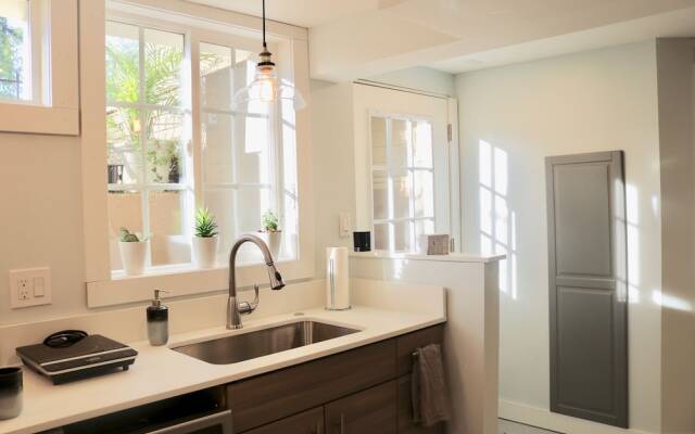 Alberta Alameda Bright Woodsy Private