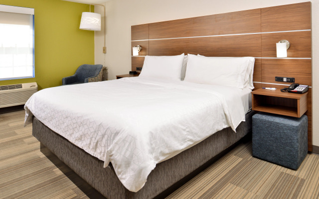 Holiday Inn Express & Suites North Kansas City by IHG