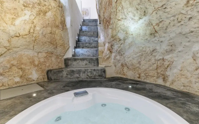 White Studio with Jacuzzi