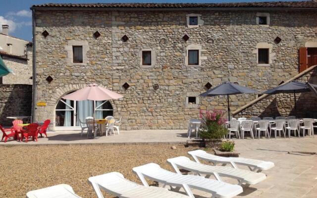 Les cigales gîte eglantier ardeche , piscine à partager, églantier 4 à 6 personnes,