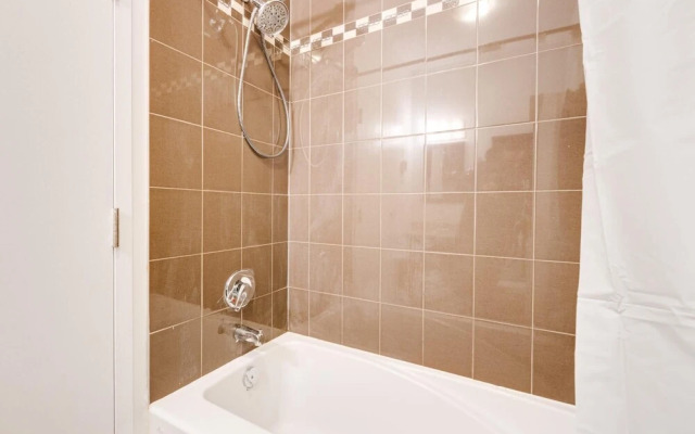 M11 Beautiful Cozy 2BR w AC Perfect Location