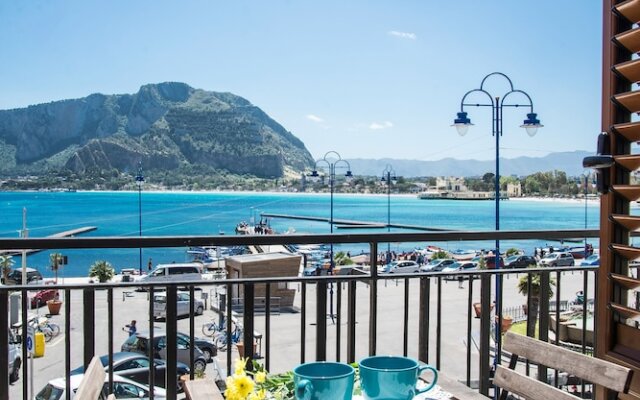 Casetta Vista Mare in Piazza a Mondello