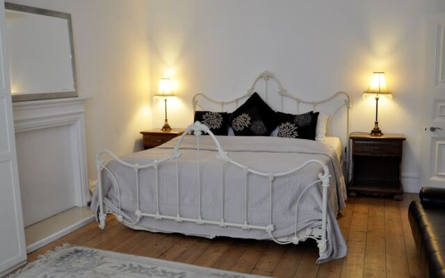 Fabulous,3 bedrooms, garden, hot tub, sleeps 8.