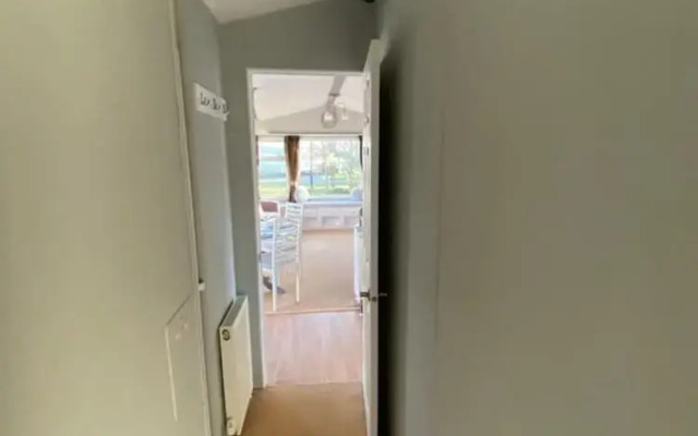 Immaculate 2-bed Static Caravan Near the Lake