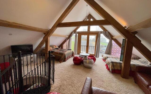 Ty Nofio, Coity Bach