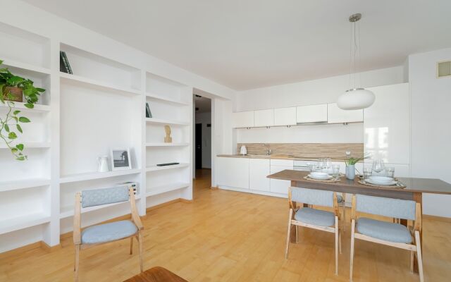 Apartment With Parking Poznań by Renters